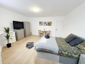 Rooms in a shared accommodation with Netflix, 10 min walk to LFC